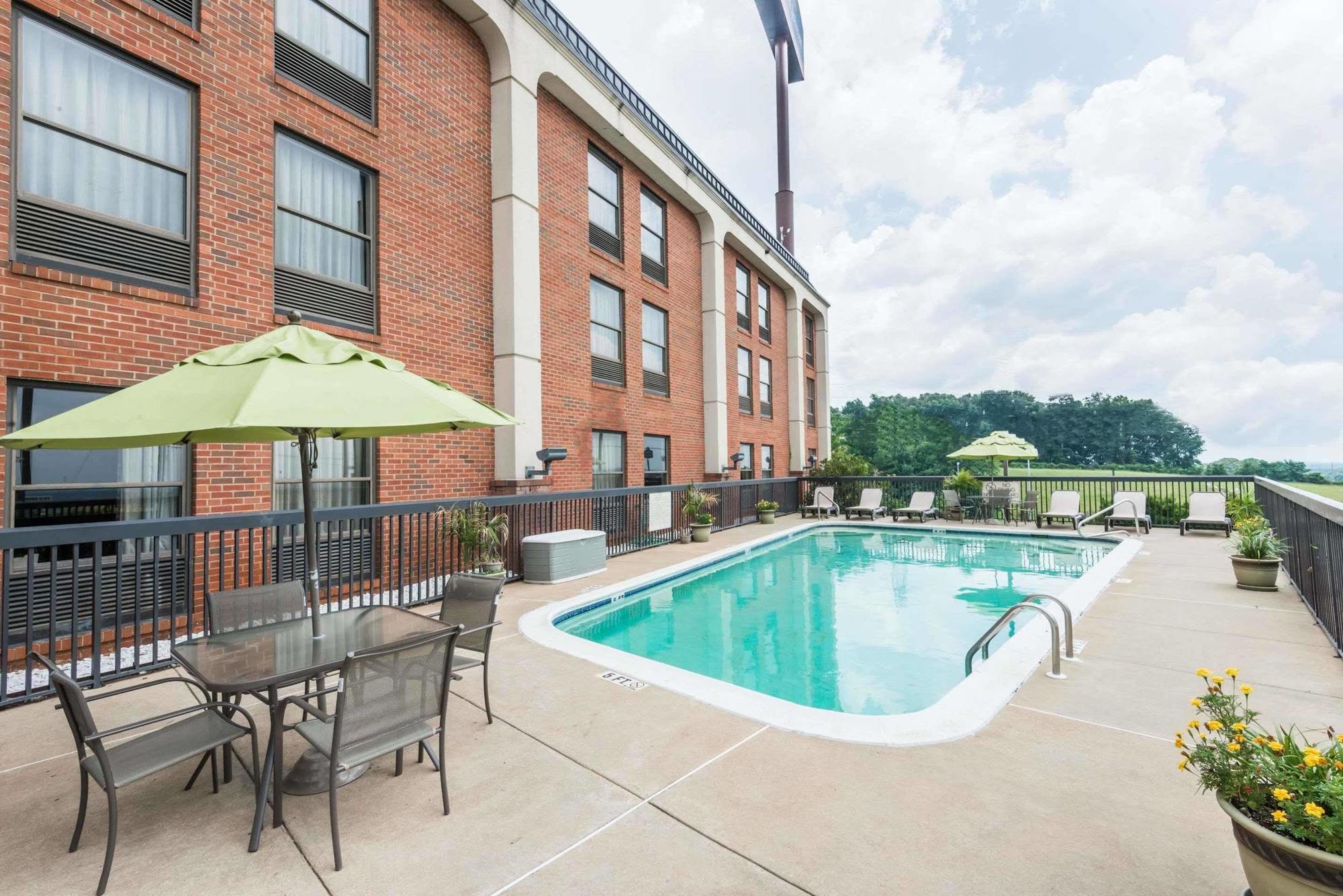 Red Roof Inn Prattville Exterior photo